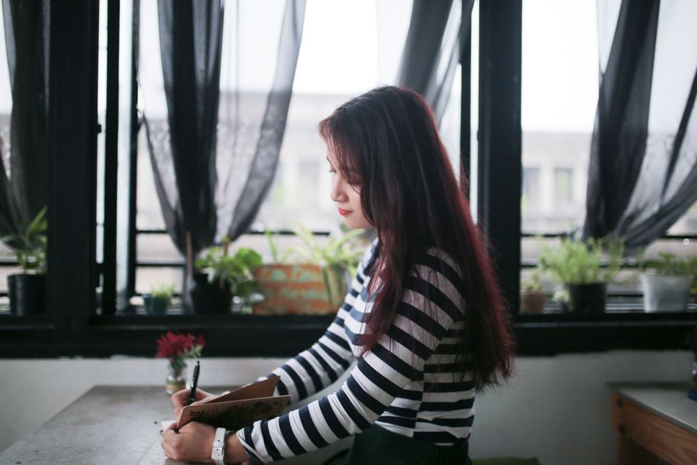 Person journaling therapy conversation starters before a counseling session