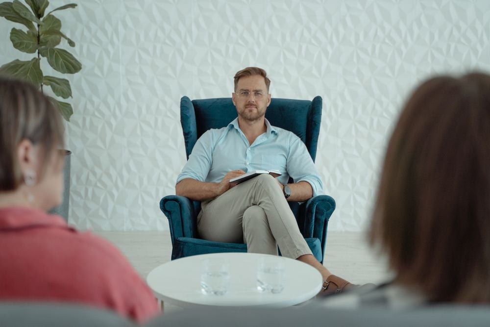Client meeting with a low-cost therapist to discuss free counseling options
