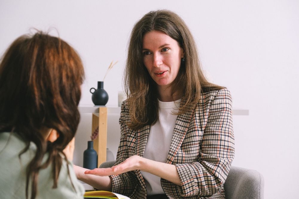 Therapist explaining confidentiality rules to a client during a session